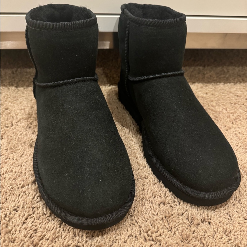 Authentic New Woman’s classic Mini Ugg Boot Size US 8
